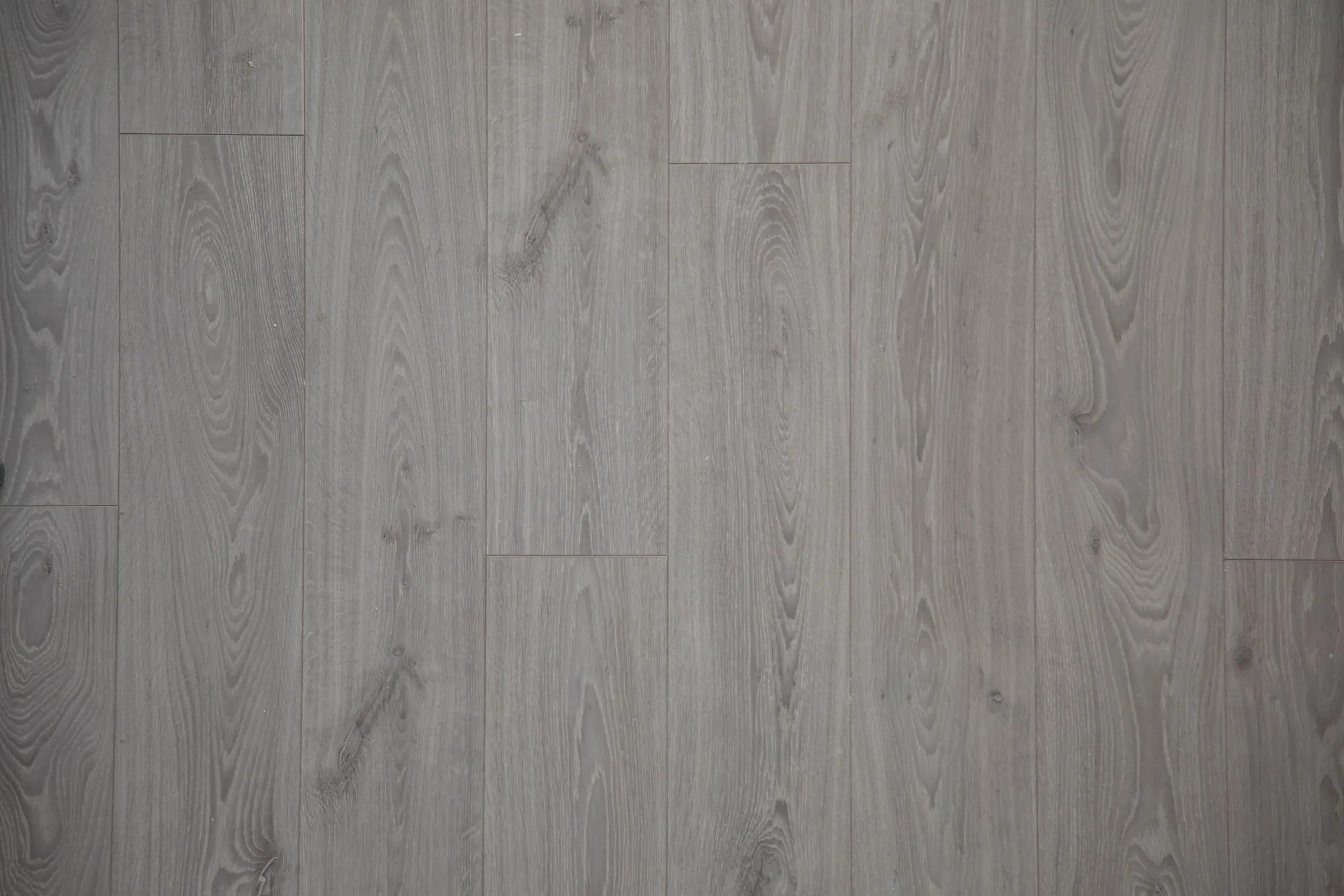 Graue Vinylplanken in Holzoptik