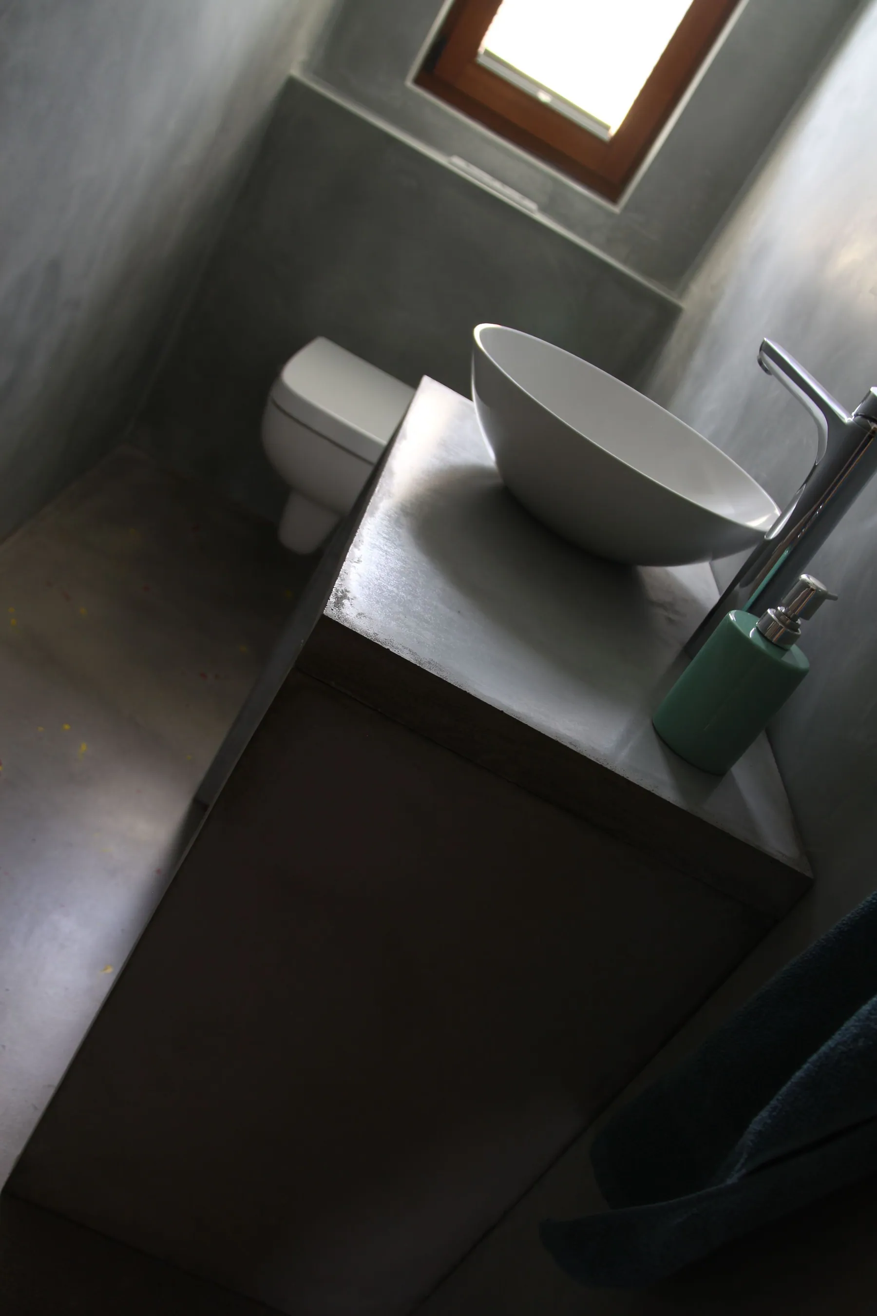 Pandomo Spachtelboden und Wandflächen in einem Badezimmer