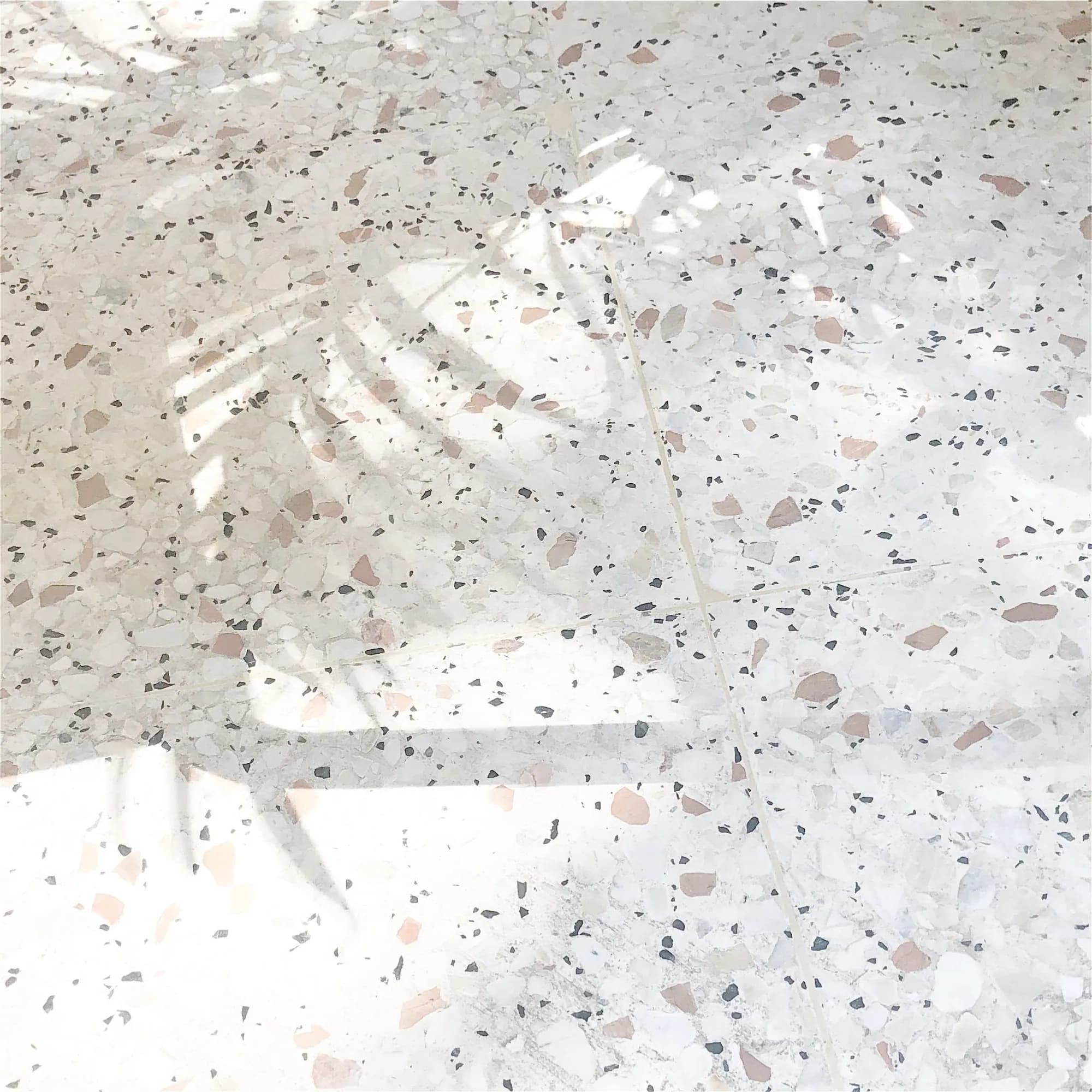 Heller Terrazzo-Boden im Sonnenlicht