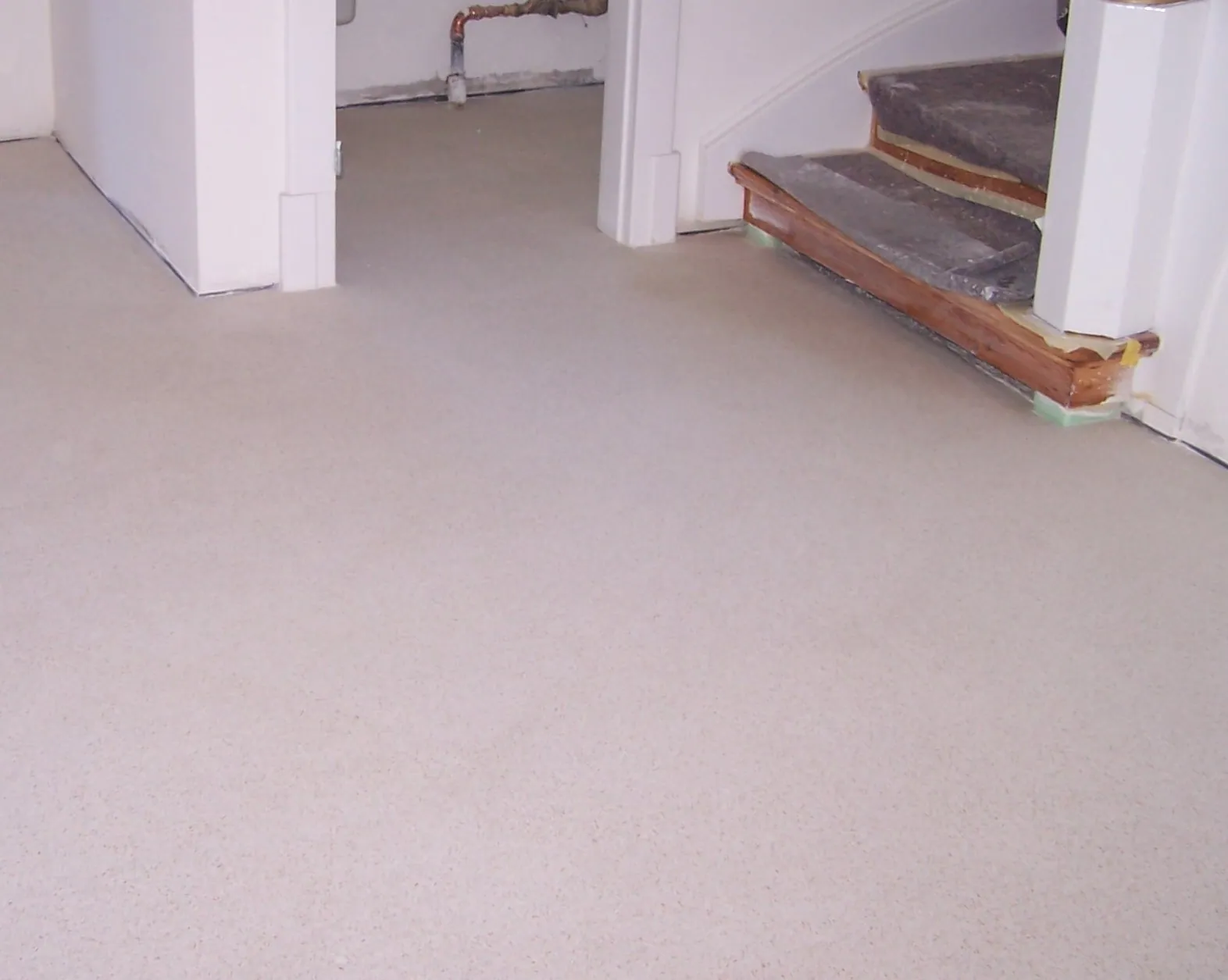 Heller, feinkörniger Terrazzo im Flur