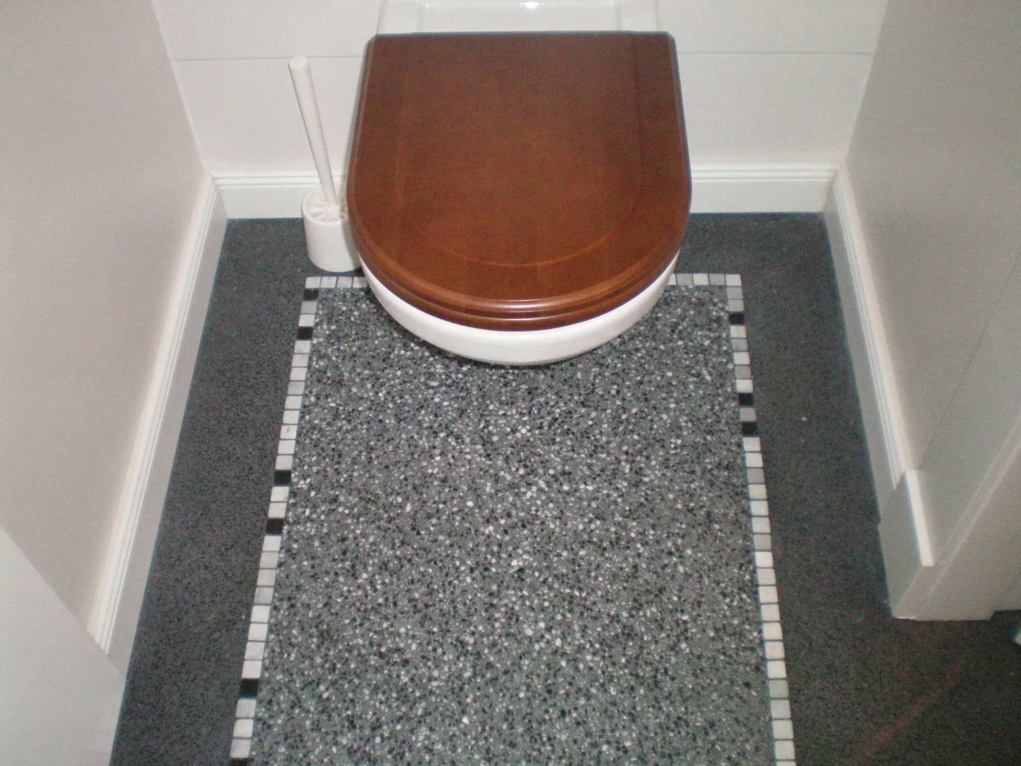 Terrazzo-Boden mit Mosaik-Einfassung im Gäste-WC